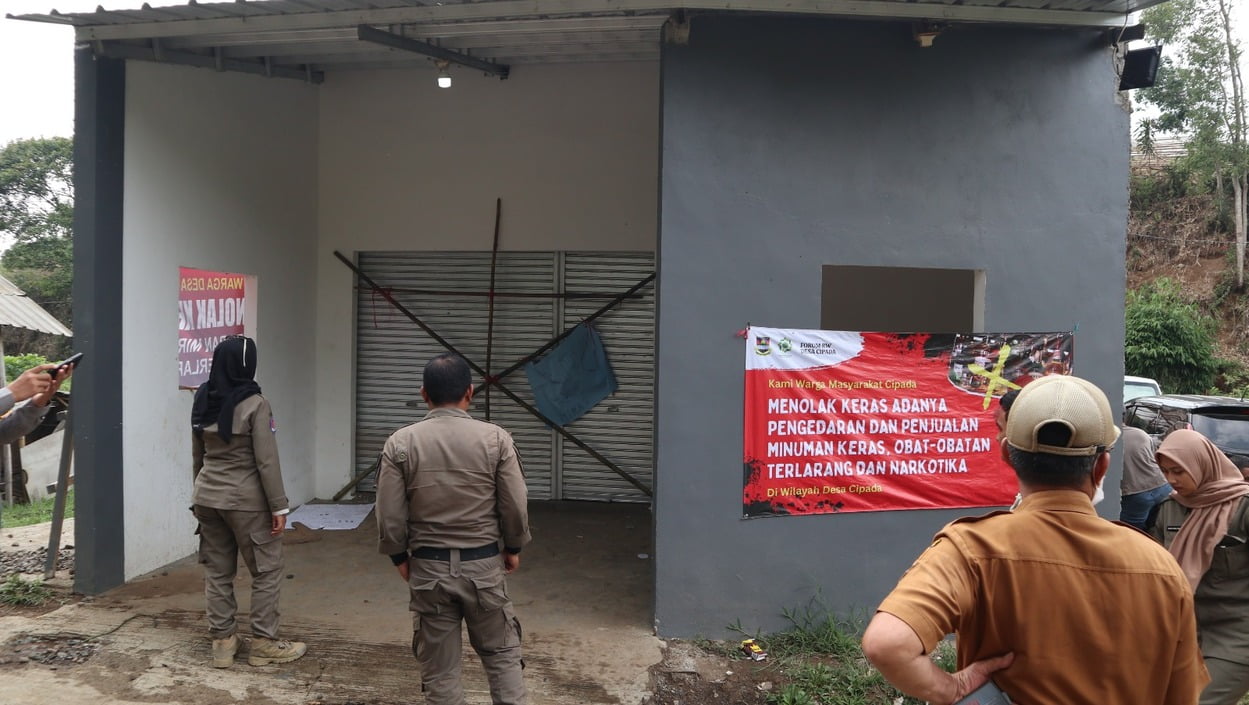 Diduga Jual Miras, 1 Warung di Desa Cipada KBB Disegel