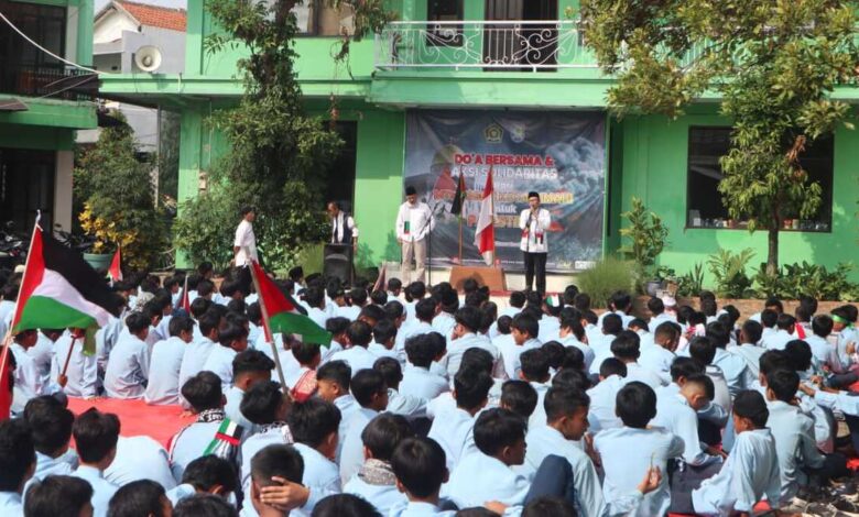 MTsN Kota Cimahi Aksi Solidaritas untuk Palestina