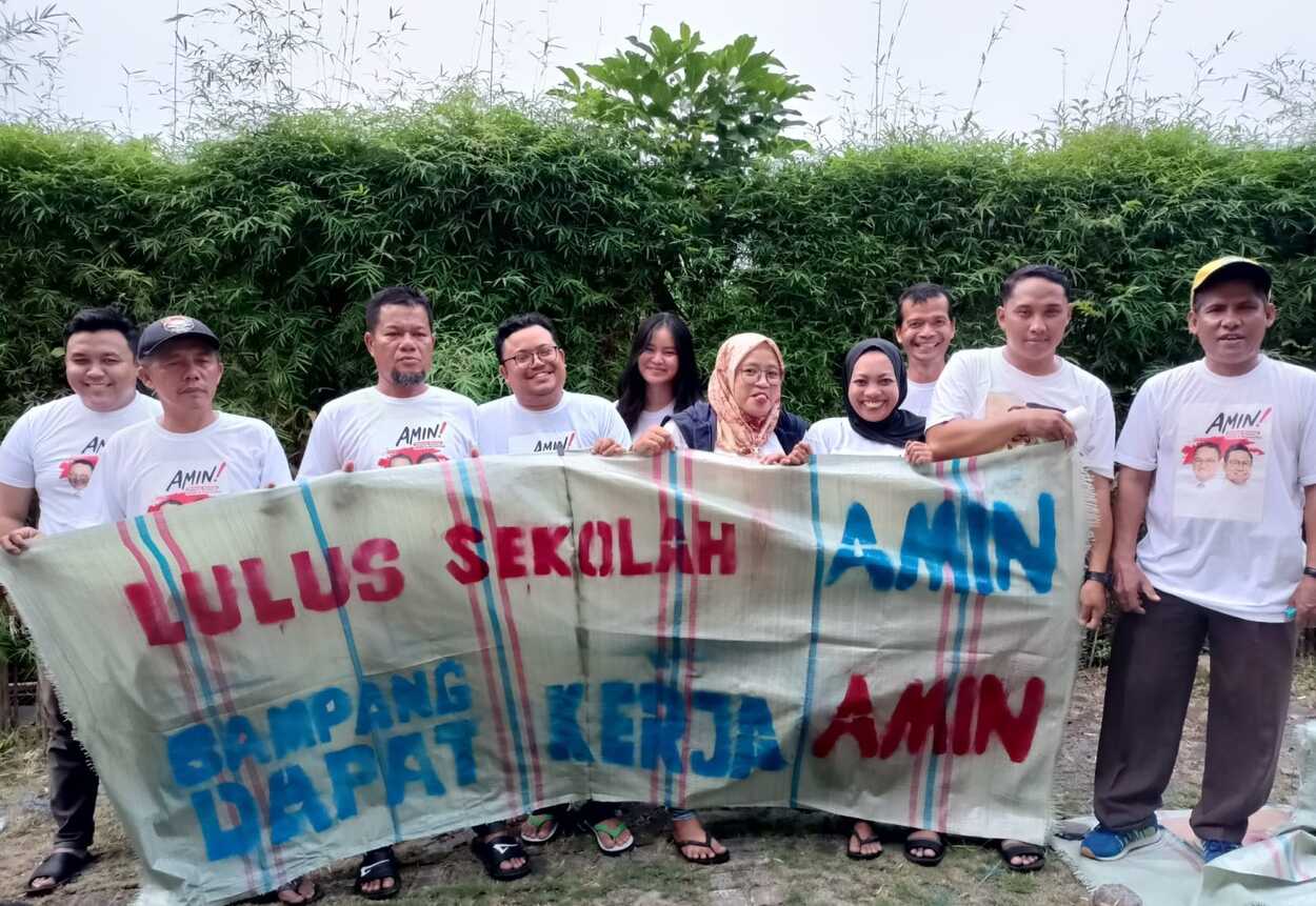 Relawan dan Pendukung Anies Membuat Spanduk dari Karung