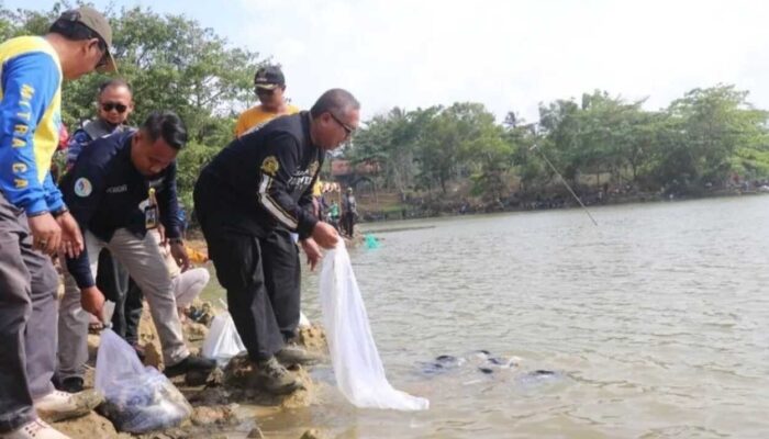 Situ Habibie, Bupati Sukabumi Mancing Bersama Warga