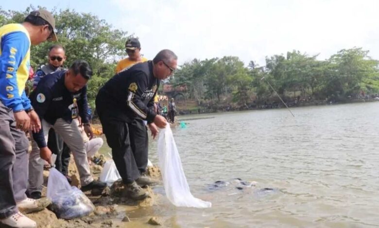 Situ Habibie, Bupati Sukabumi Mancing Bersama Warga