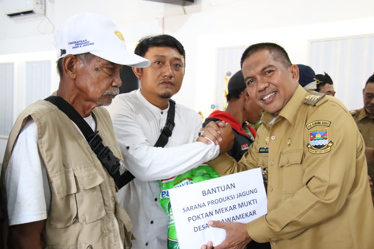 Arsan Latif Beri Bantuan Benih untuk Petani di Cipatat