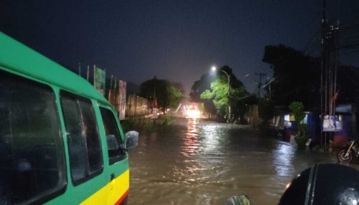 Banjir Lumpuhkan Lalu-lintas di Jalan Raya Batujajar-Cimareme KBB