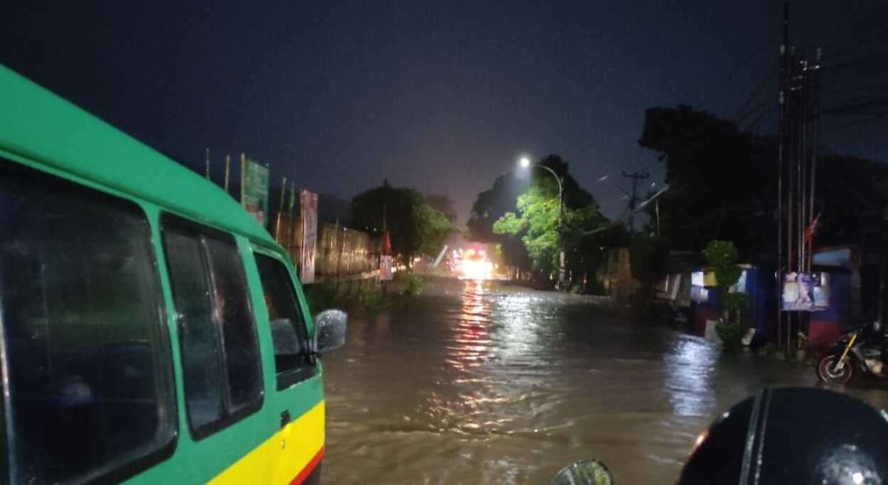 Banjir Lumpuhkan Lalu-lintas di Jalan Raya Batujajar-Cimareme KBB