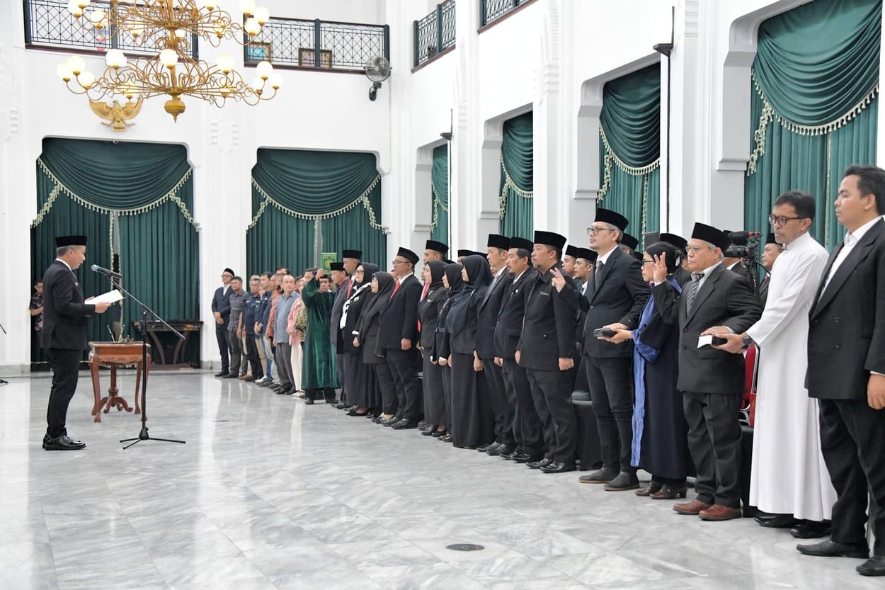 Bey Machmudin Melantik Anggota BPSK