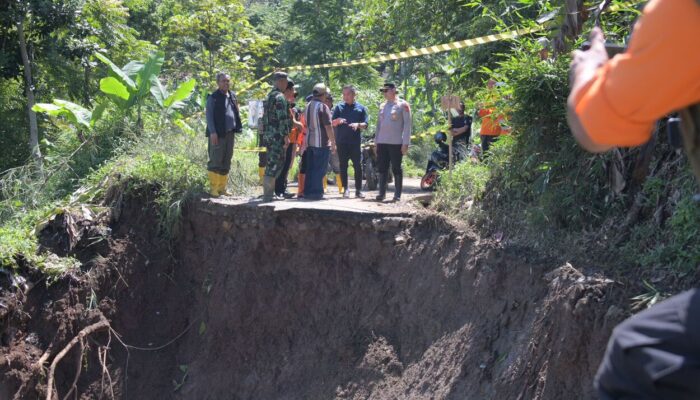 Longsor di Desa Buninagara Mendapat Atensi Bey Machmudin