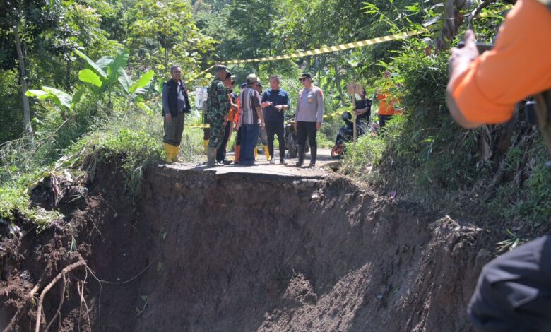 Longsor di Desa Buninagara Mendapat Atensi Bey Machmudin