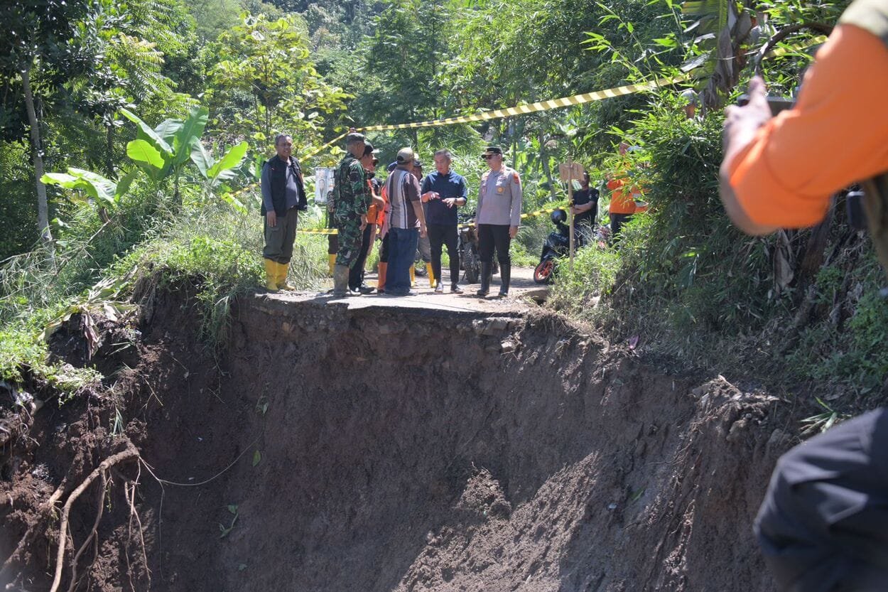 Longsor di Desa Buninagara Mendapat Atensi Bey Machmudin