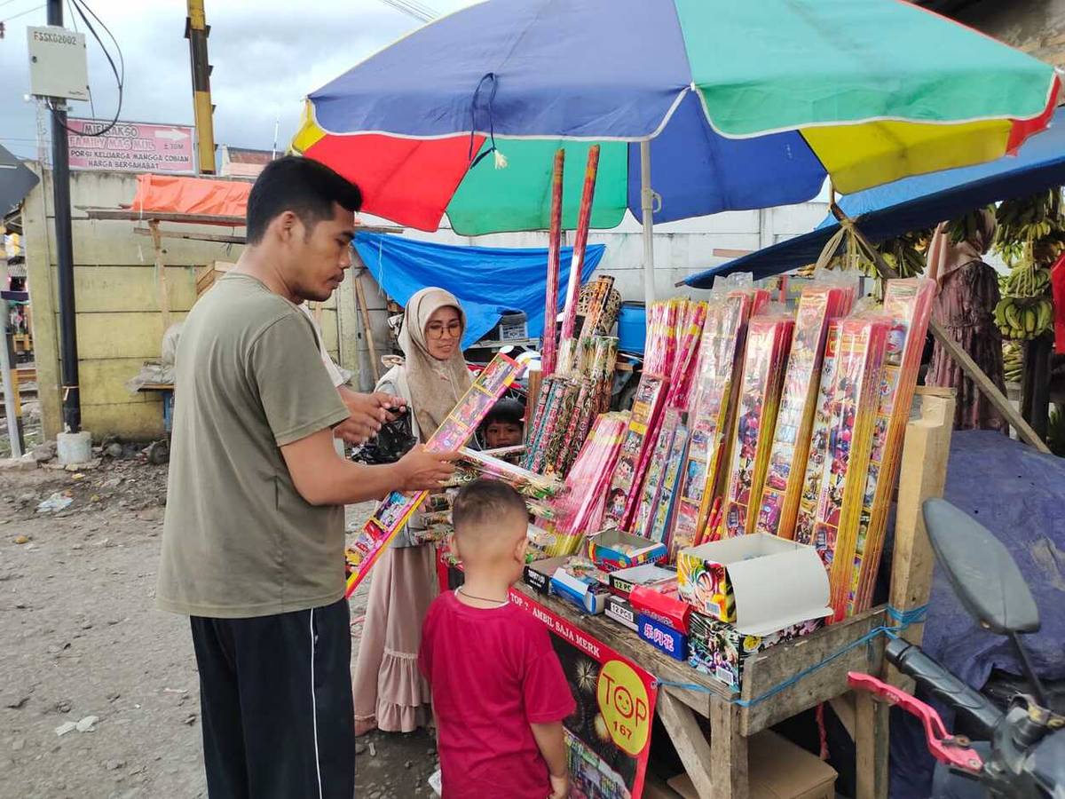 Omzet Penjual Terompet dan Kembang Api di Cianjur Menurun