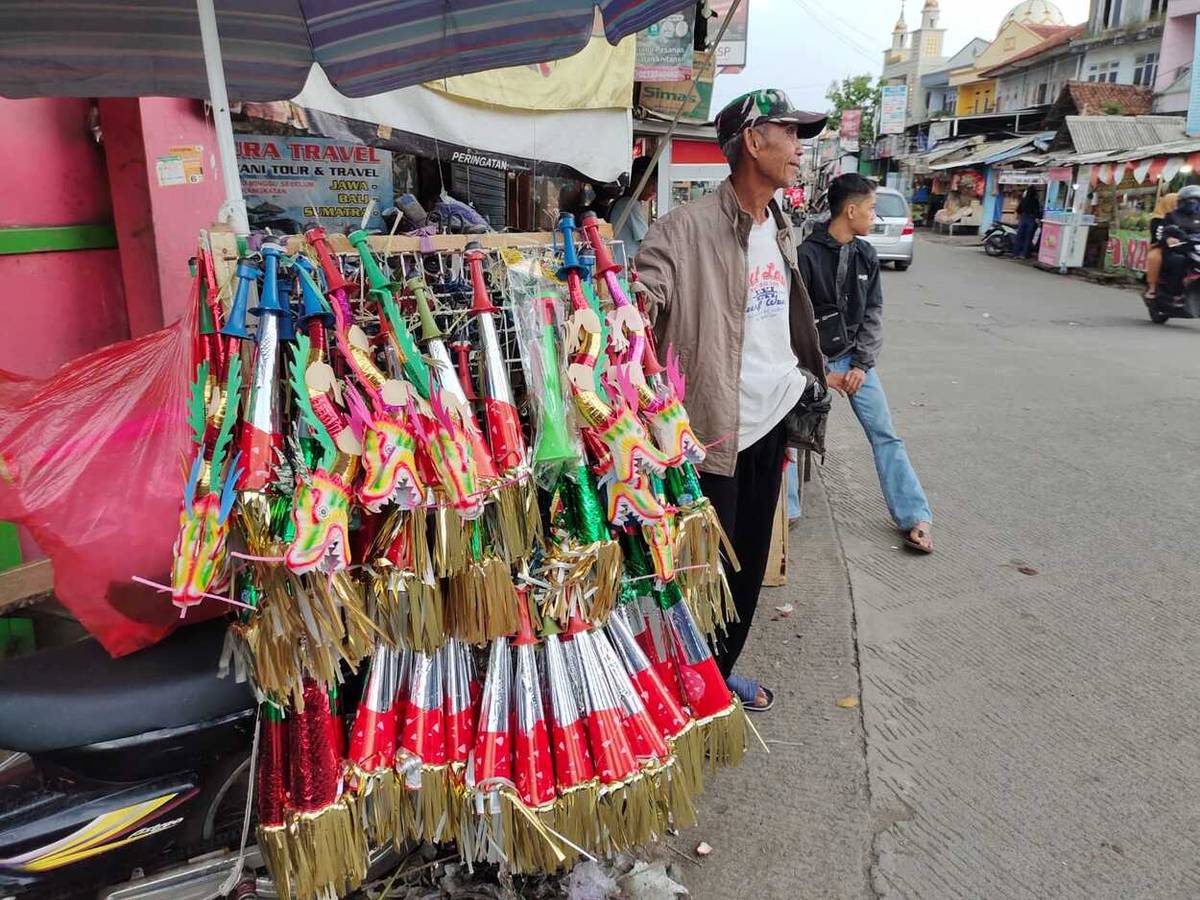 Omzet Penjual Terompet dan Kembang Api di Cianjur Menurun