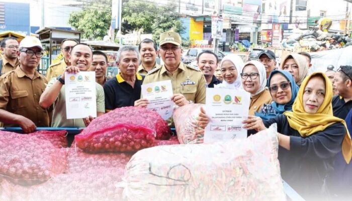 Paguyuban Pedagang Pasar Cimindi Terima Bawang dan Cabai dari Kelompok Tani Tri Cipta