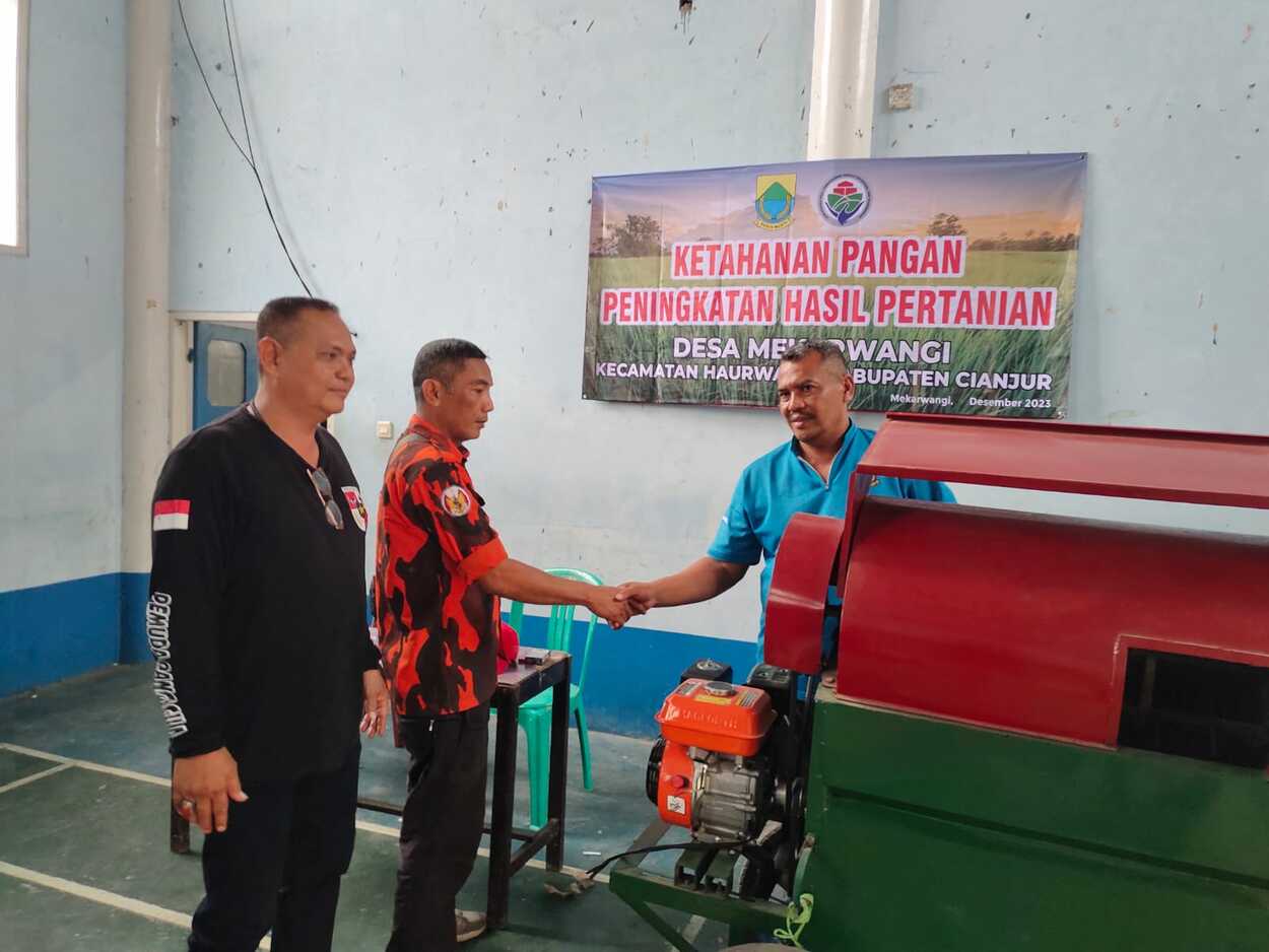 Pemdes Mekarwangi Beri Bantuan Mesin Rontog Padi kepada Ormas PP