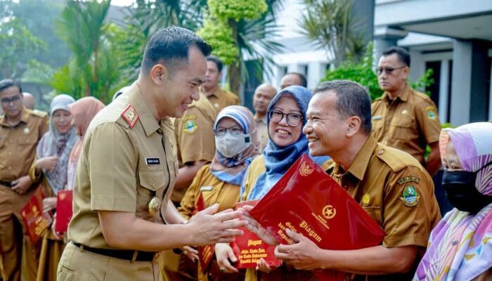 1.650 ASN Disdik Jabar Menerima Satyalancana Karya Satya