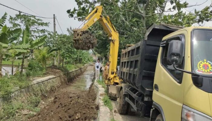 3 Desa di Cianjur Kolaborasi Keruk Saluran Irigasi