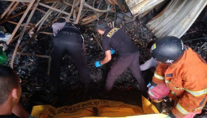 3 Pegawai Toko Bahan Bangunan Terbakar di Cianjur Hangus