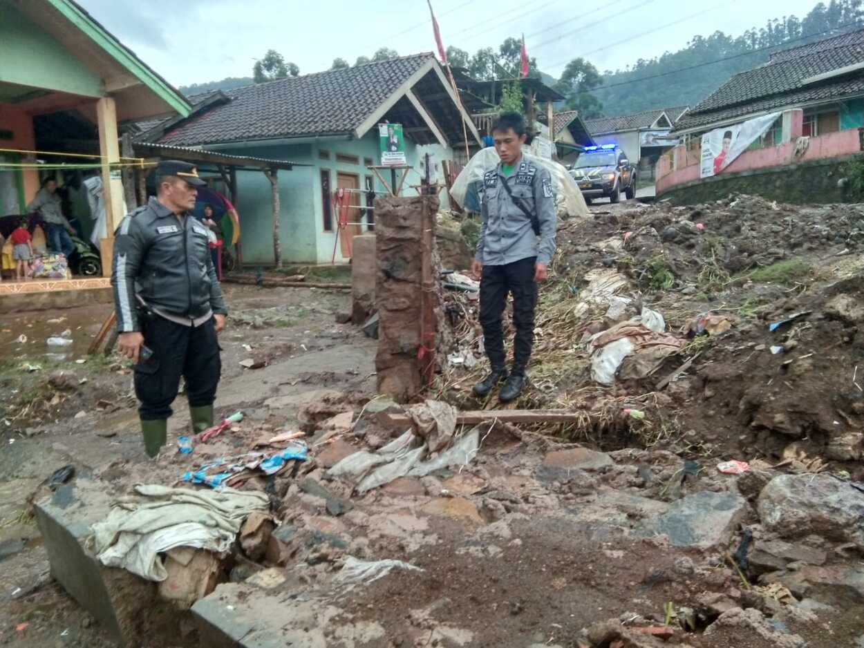 Banjir Lumpur Terjang 2 Desa di Kertasari Kab Bandung