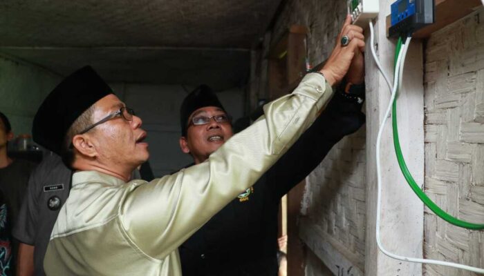 Bedas Caang Baranang Sinari 310 Rumah di Kab Bandung