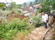 Bey Machmudin Tinjau Tanah Longsor di Kab Sukabumi