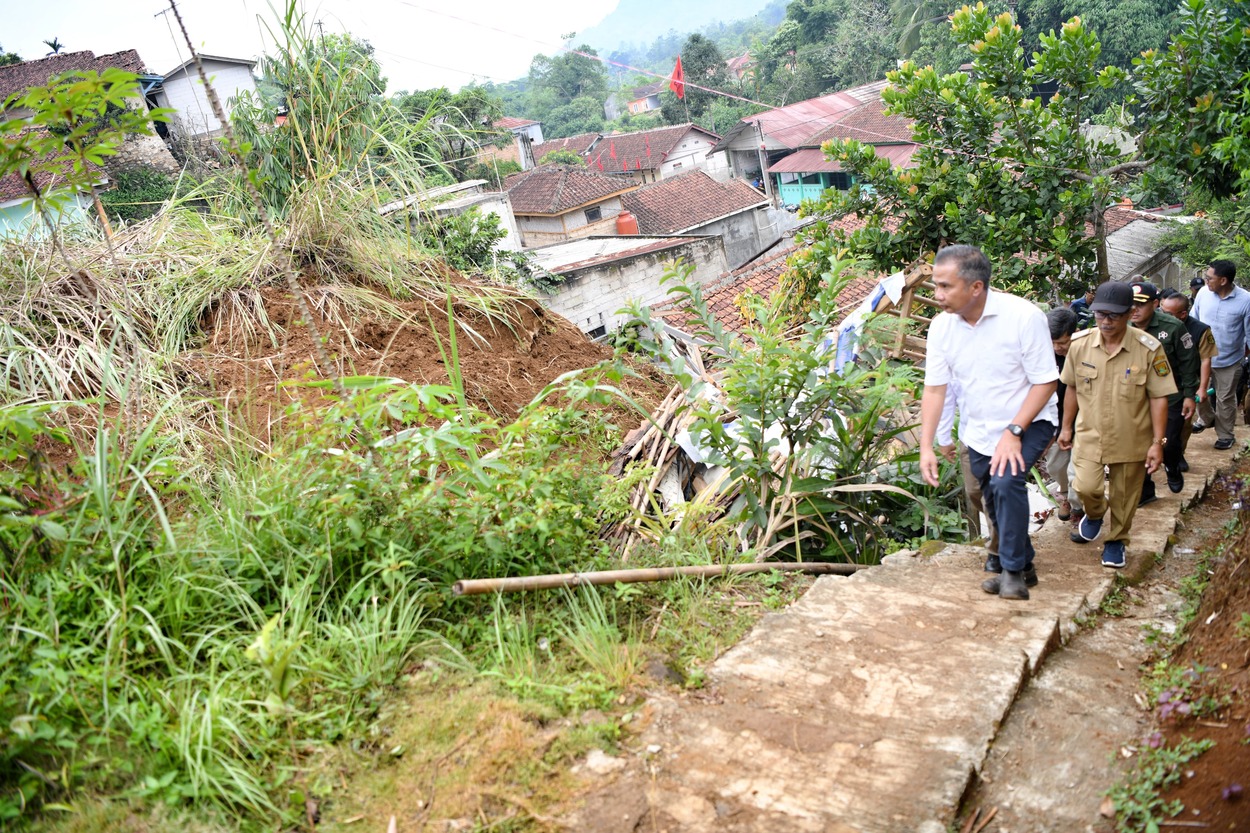 Bey Machmudin Tinjau Tanah Longsor di Kab Sukabumi