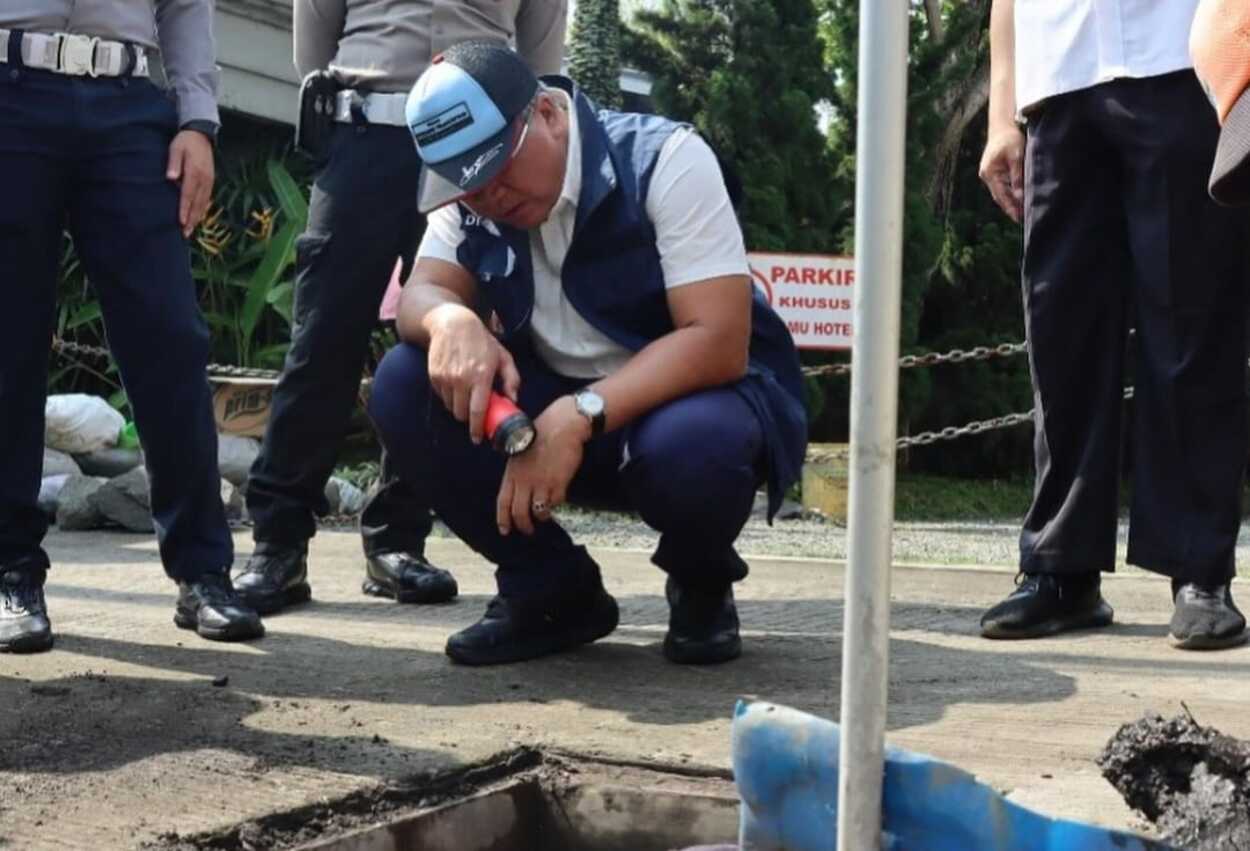Dicky Saromi Tinjau Pengerukan Saluran Air di Kota Cimahi