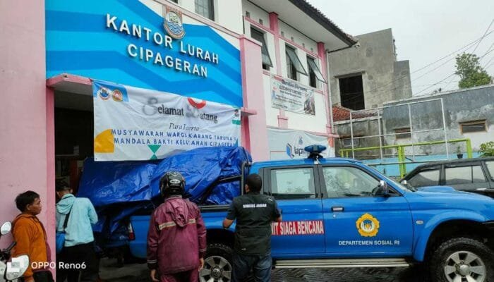Dinsos Jabar Salurkan Bantuan untuk Banjir Kota Cimahi
