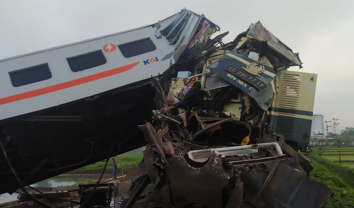 Kereta Api Tabrakan di Kab Bandung, 4 Petugas Meninggal