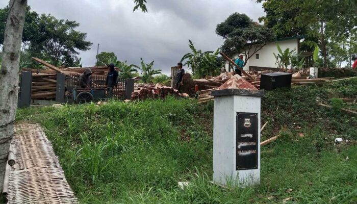 Pemkab Bandung Barat Robohkan Bangunan Tak Layak Pakai