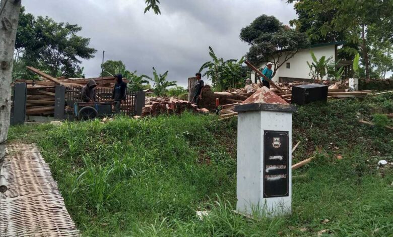 Pemkab Bandung Barat Robohkan Bangunan Tak Layak Pakai