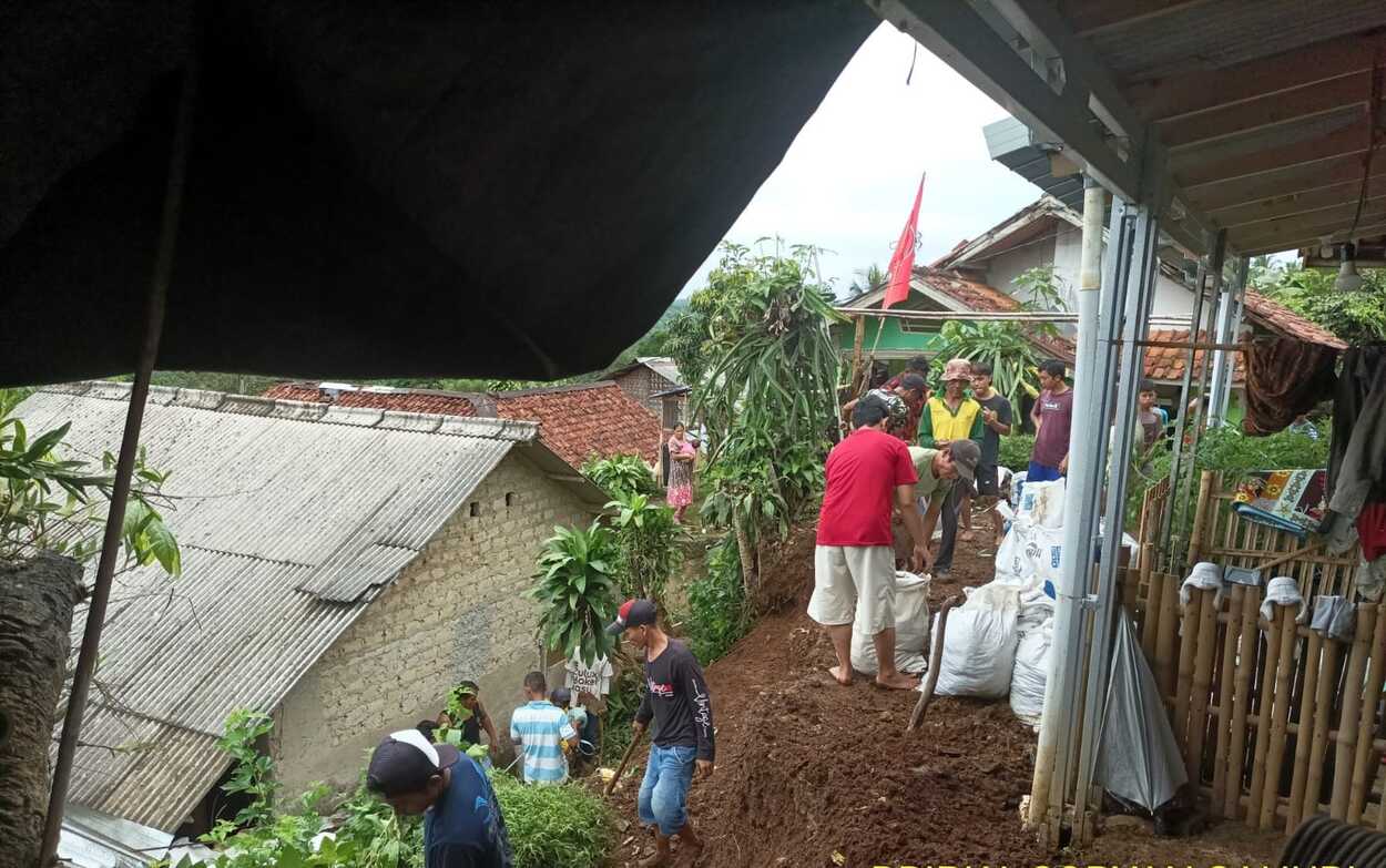 Tanah Longsor Timpa 1 Rumah di Cicareuh Kab Sukabumi