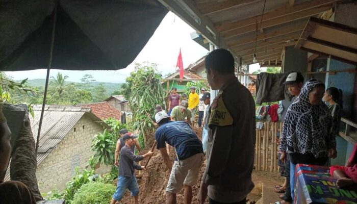 Tanah Longsor Timpa 1 Rumah di Cicareuh Kab Sukabumi