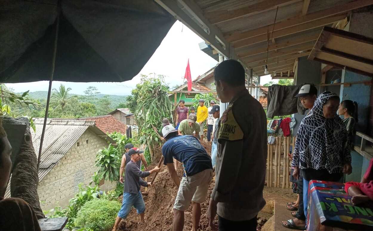 Tanah Longsor Timpa 1 Rumah di Cicareuh Kab Sukabumi
