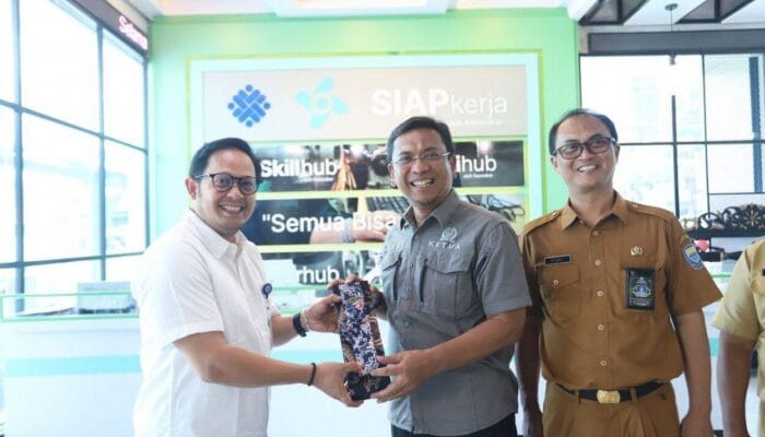 Tedy Rusmawan AJak BP2MI Kolaborasi dengan Disnaker