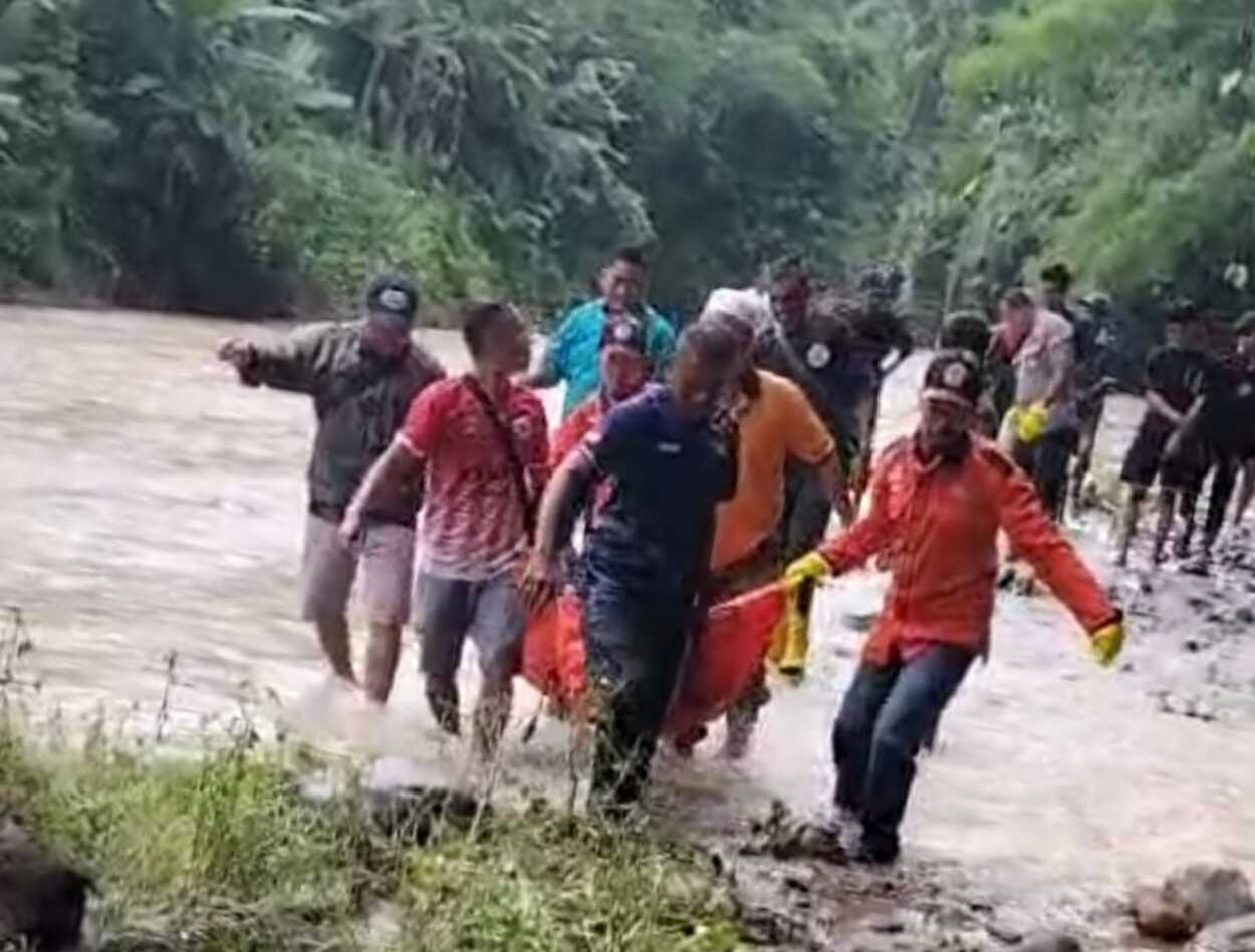 Teten Taupik Ngambang di Sungai Cihea Gegerkan Warga Cianjur