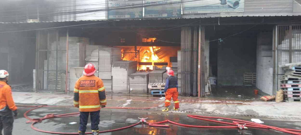 Toko Bahan Bangunan di Kabupaten Cianjur Kebakaran