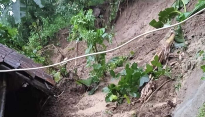 1 Rumah di Kampung Bantarcaringin Cianjur Tertimpa Longsor