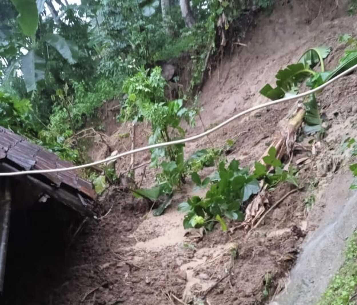 1 Rumah di Kampung Bantarcaringin Cianjur Tertimpa Longsor