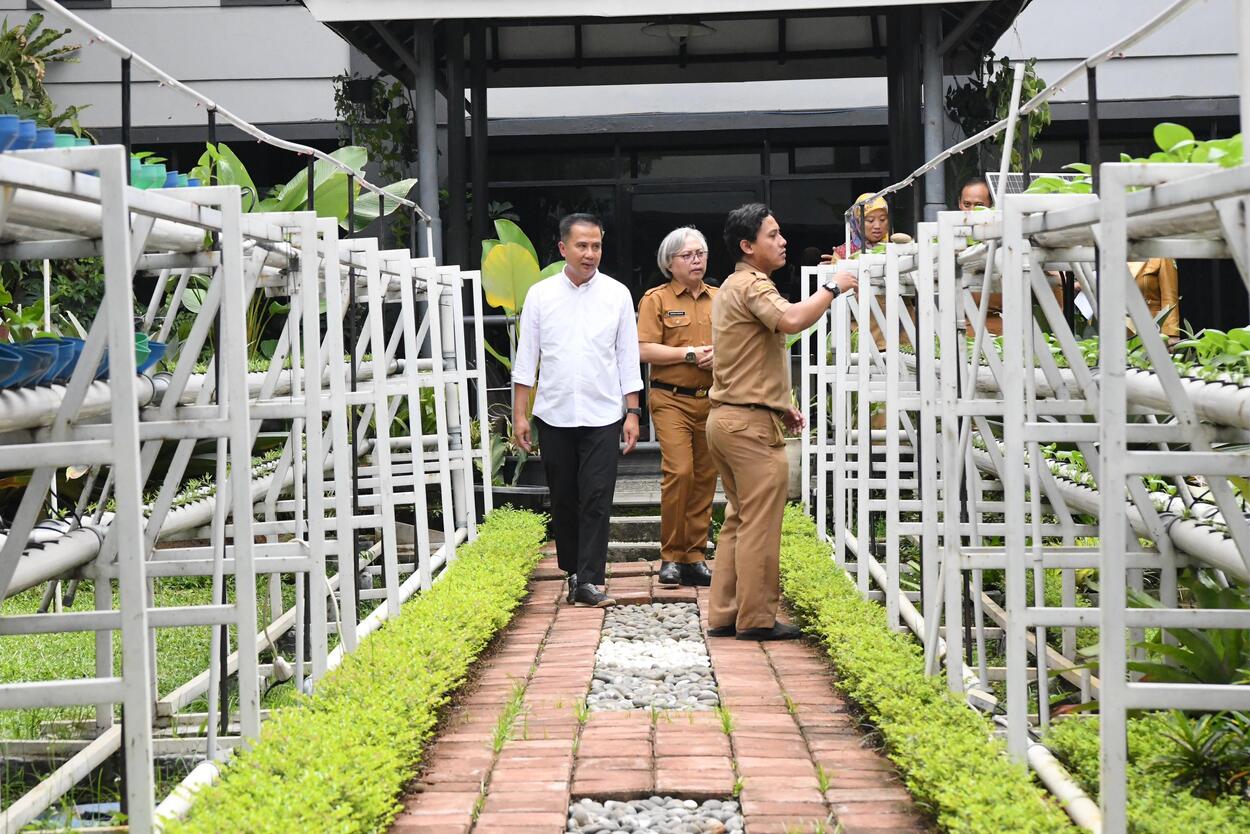 Bey Machmudin Klaim Stok Beras di Jabar Aman