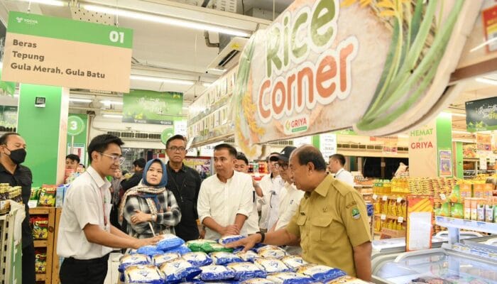 Bey Machmudin Tinjau Beras di Sejumlah Pasar di Bandung