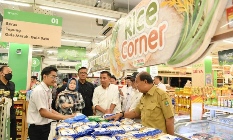 Bey Machmudin Tinjau Beras di Sejumlah Pasar di Bandung