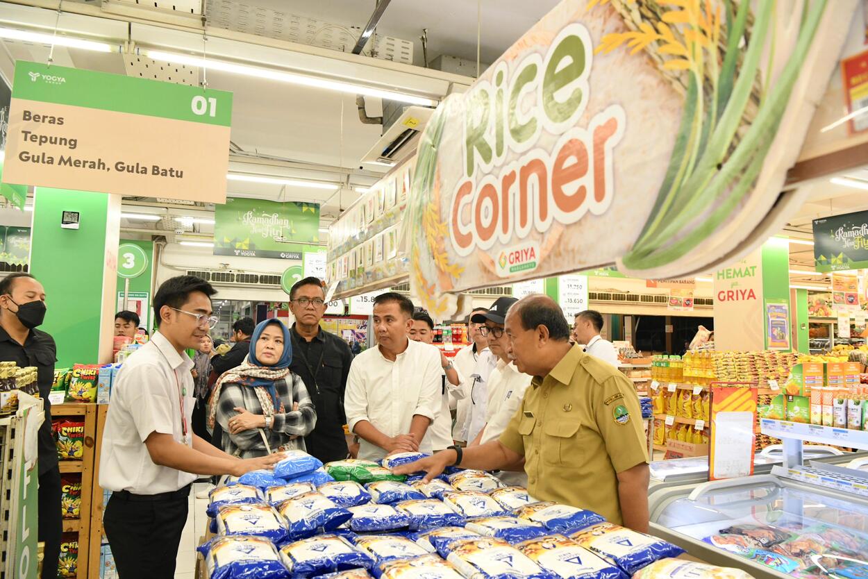 Bey Machmudin Tinjau Beras di Sejumlah Pasar di Bandung