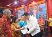 Kusmana Hartadji Pantau Imlek di Vihara Widhi Sakti