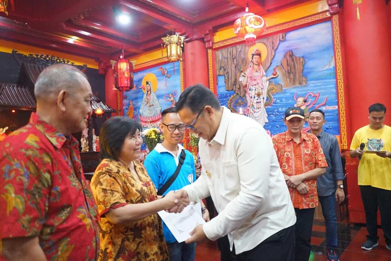 Kusmana Hartadji Pantau Imlek di Vihara Widhi Sakti