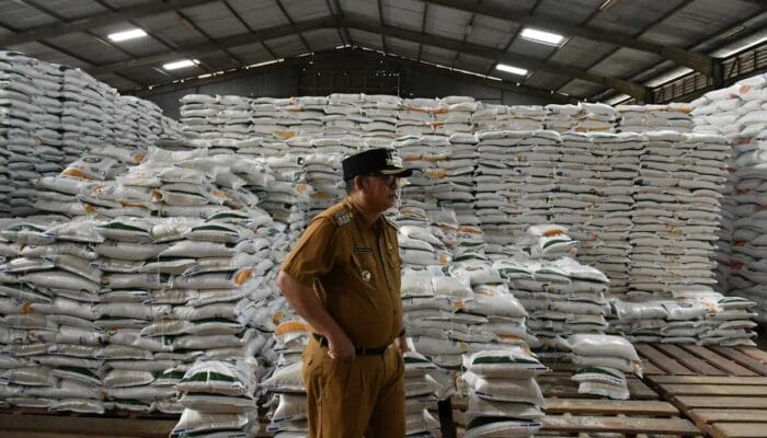 Kusmana Hartadji Pantau Beras di Gudang Bulog