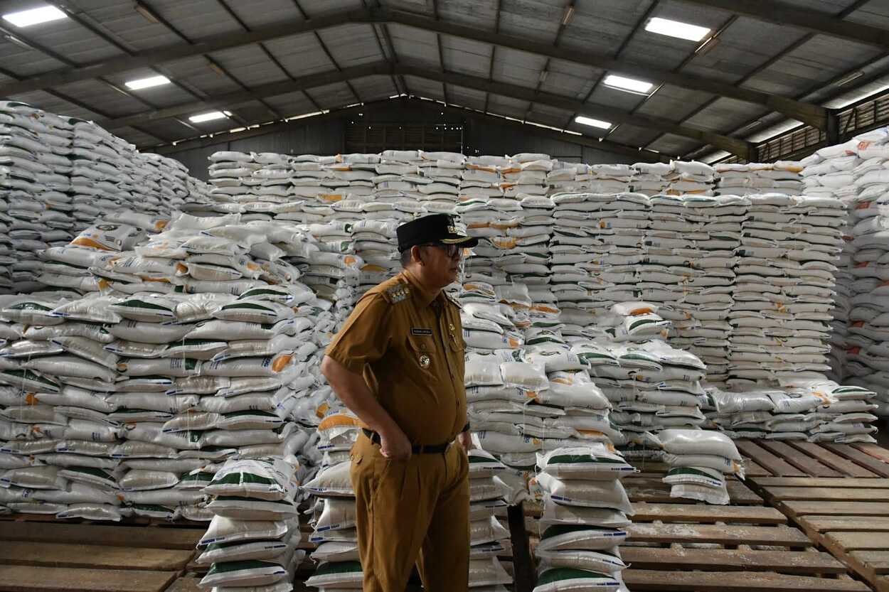 Kusmana Hartadji Pantau Stok Beras di Gudang Bulog