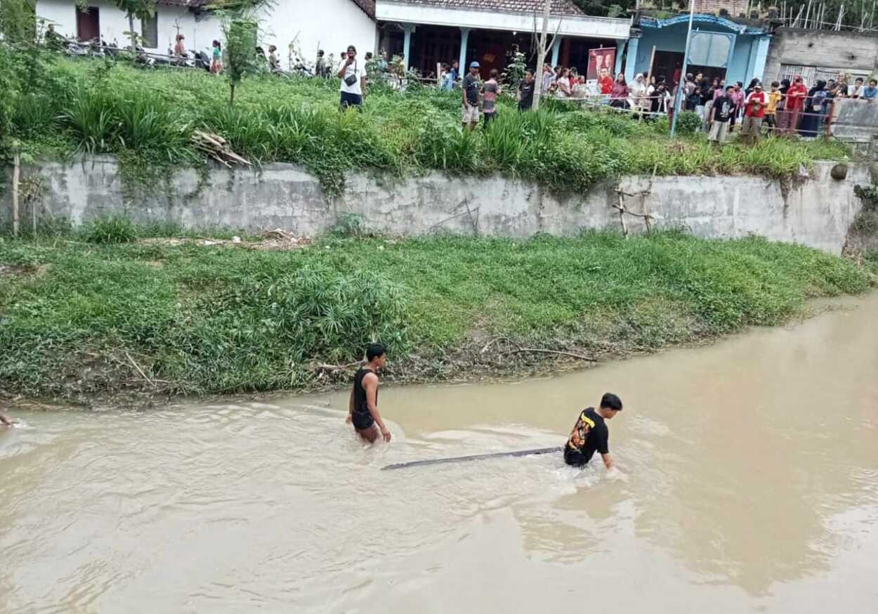 Seorang Balita di Madiun Tercebur ke Sungai