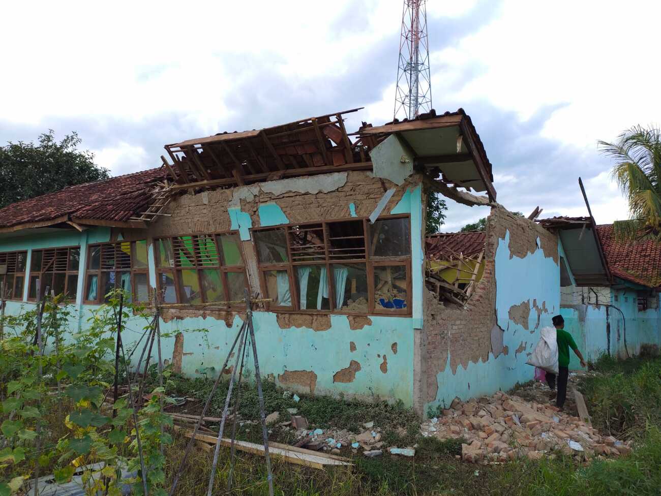 2 Ruang Kelas SMK Mitra Pasundan Cianjur Ambruk