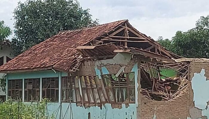 2 Ruang Kelas SMK Mitra Pasundan Cianjur Ambruk