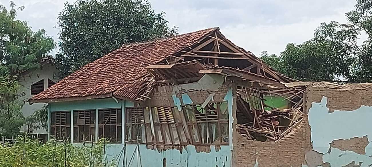 2 Ruang Kelas SMK Mitra Pasundan Cianjur Ambruk