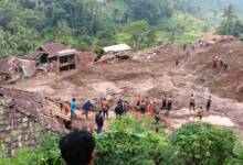 Banjir & Longsor Terjang KBB, 30 Rumah Tertimbun