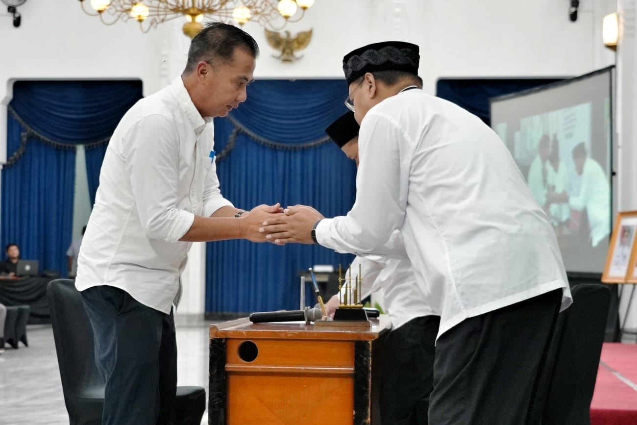 Bey Machmudin Bayar Zakat Melalui Baznas Jabar